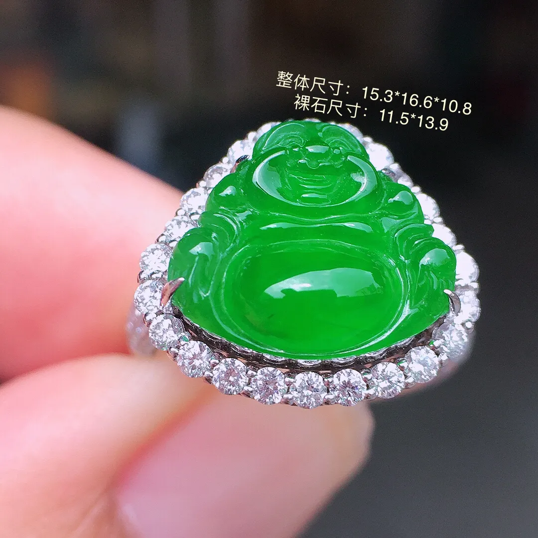 阳绿佛公戒指/吊坠两用款，色泽均匀艳丽，玉质细腻，荧光感超
强，饱满水润，气质满满。18k
金豪华镶嵌