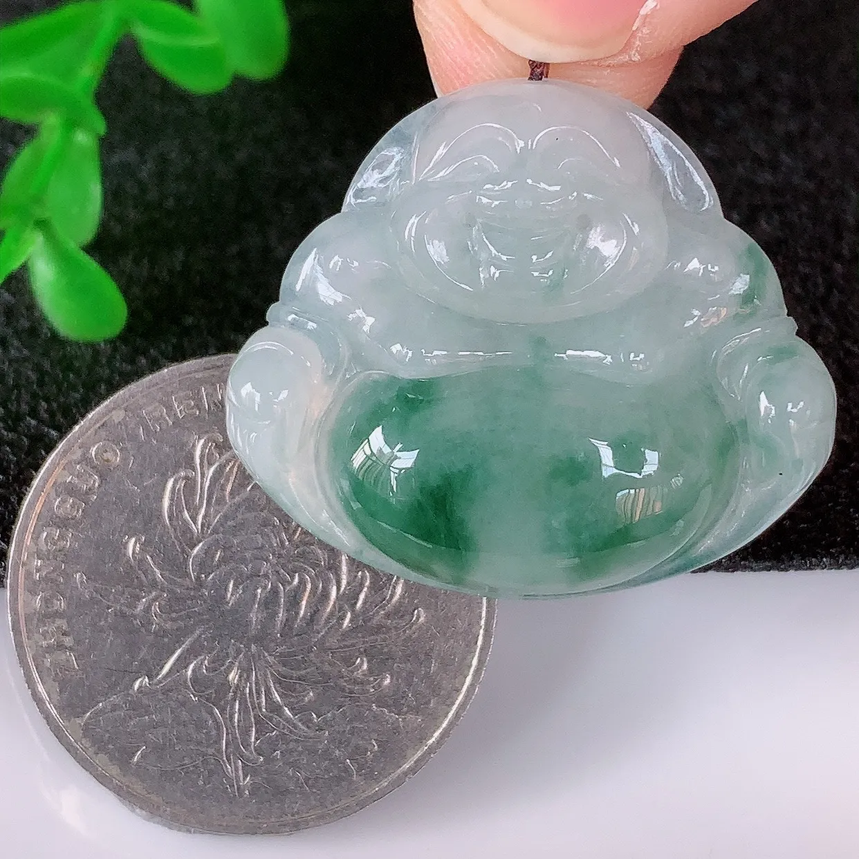 自然光实拍，冰润冰飘花翡翠佛公吊坠，饱满， 佛公亦保平安，寓意有福（佛公）相伴，配戴优雅迷人！#57.5