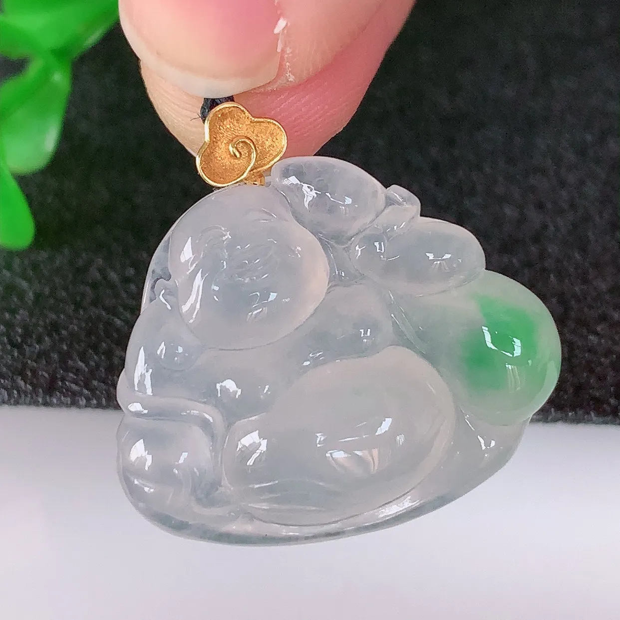 自然光实拍，18K金镶嵌冰种飘阳绿翡翠冰胶逍遥布袋佛吊坠，代代有钱，水足丰盈，盈满欢喜，配戴送礼佳品