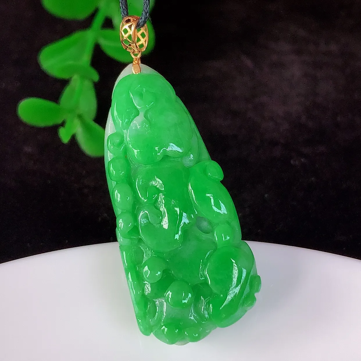 自然光实拍，18K金镶嵌冰润冰糯种辣阳绿翡翠招百财白菜吊坠，百财聚来，财源滚滚，色泽鲜艳，精工水润的