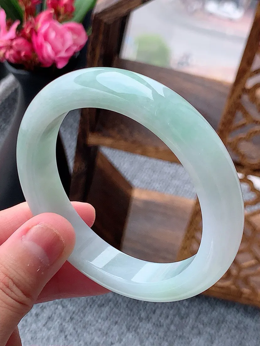 a货翡翠正装正圈手镯55-56圈口  尺寸55.5×12×8.3mm 重量62.69g 0605