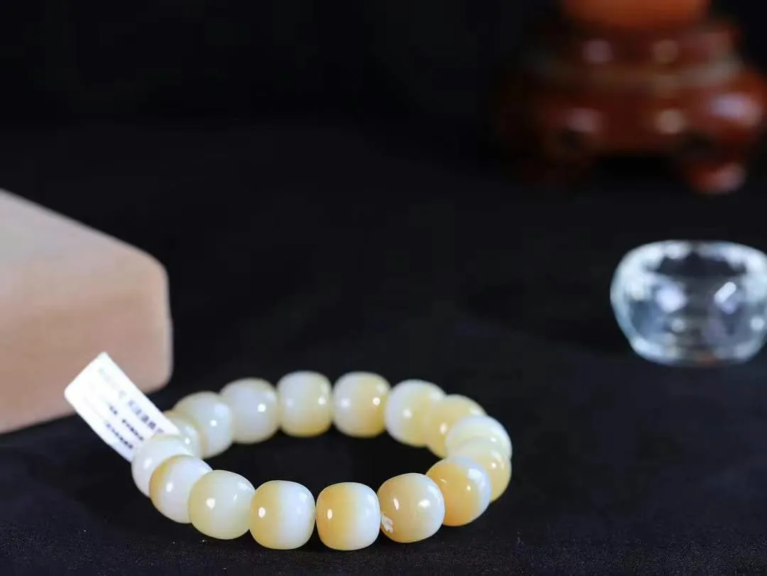 （老型珠.手串）

精品和田玉糖白玉老型珠手串，玉质细腻油润 饱满光滑 质朴无华，悠远简单，人心境