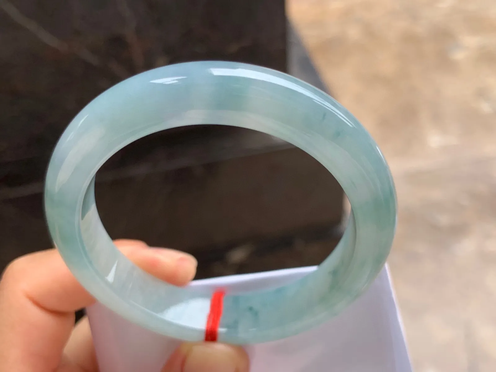55-11.5-8.5mm
糯冰飘花手镯 底子细腻 水润