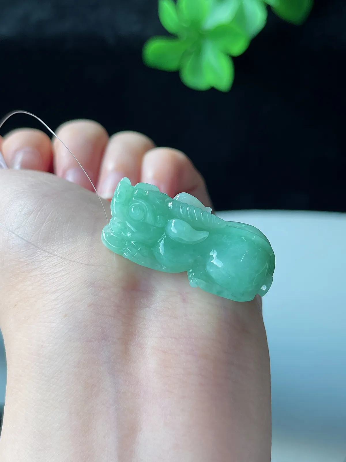 翡翠糯化种淡绿色吊坠