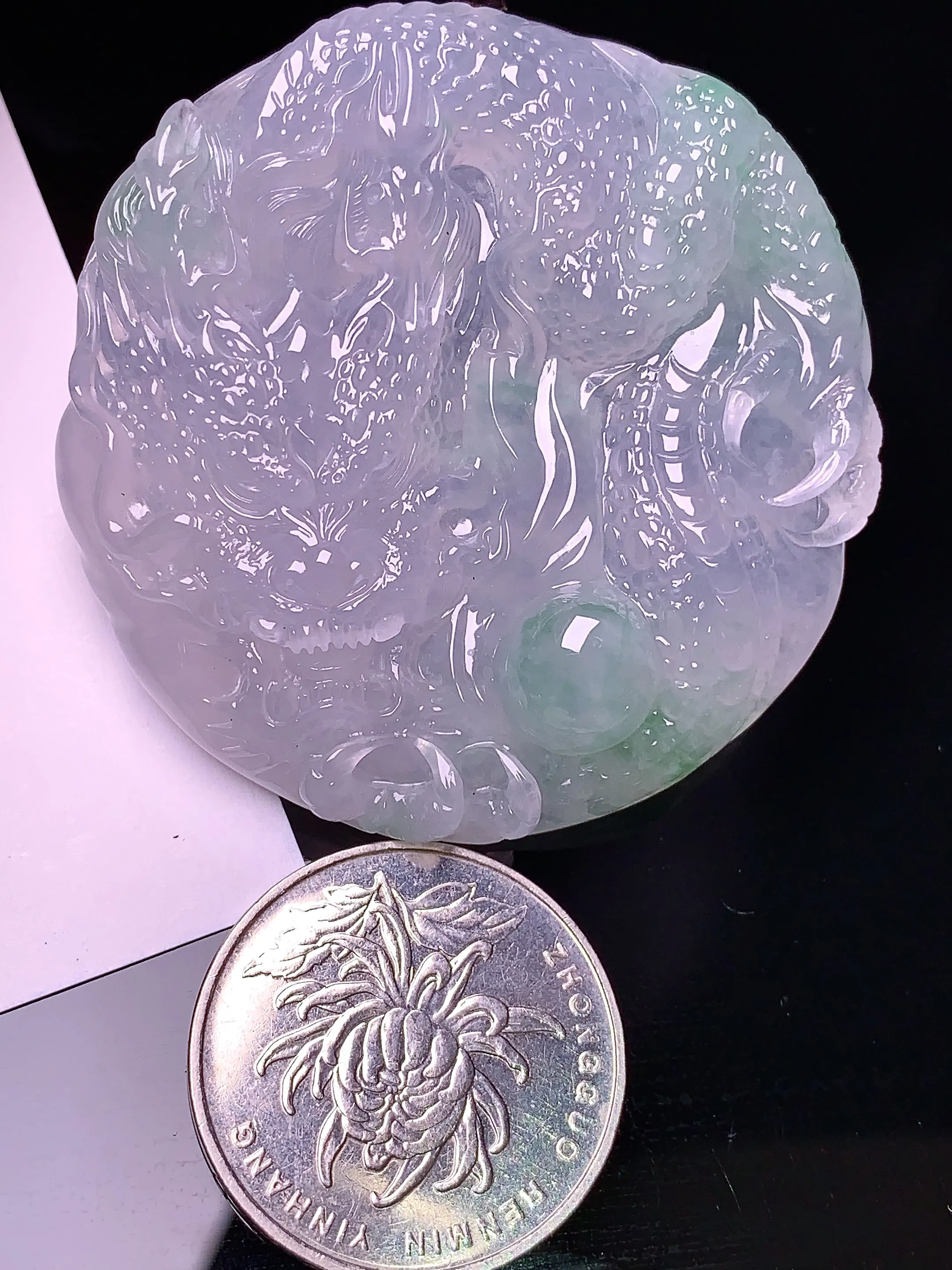 飘绿龙牌吊坠 玉质细腻 色泽艳丽 整体尺寸48.5*9.5