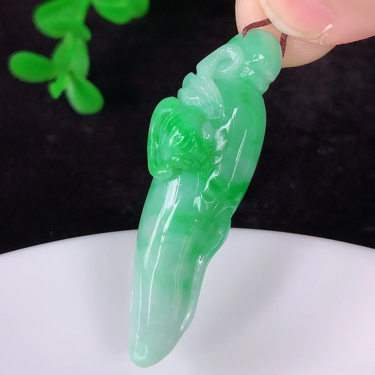 自然光实拍，冰润冰糯种飘阳绿翡翠人参吊坠，人生如意，种老水足，翠色灵动，寓意美好，佩戴时尚出众！#0