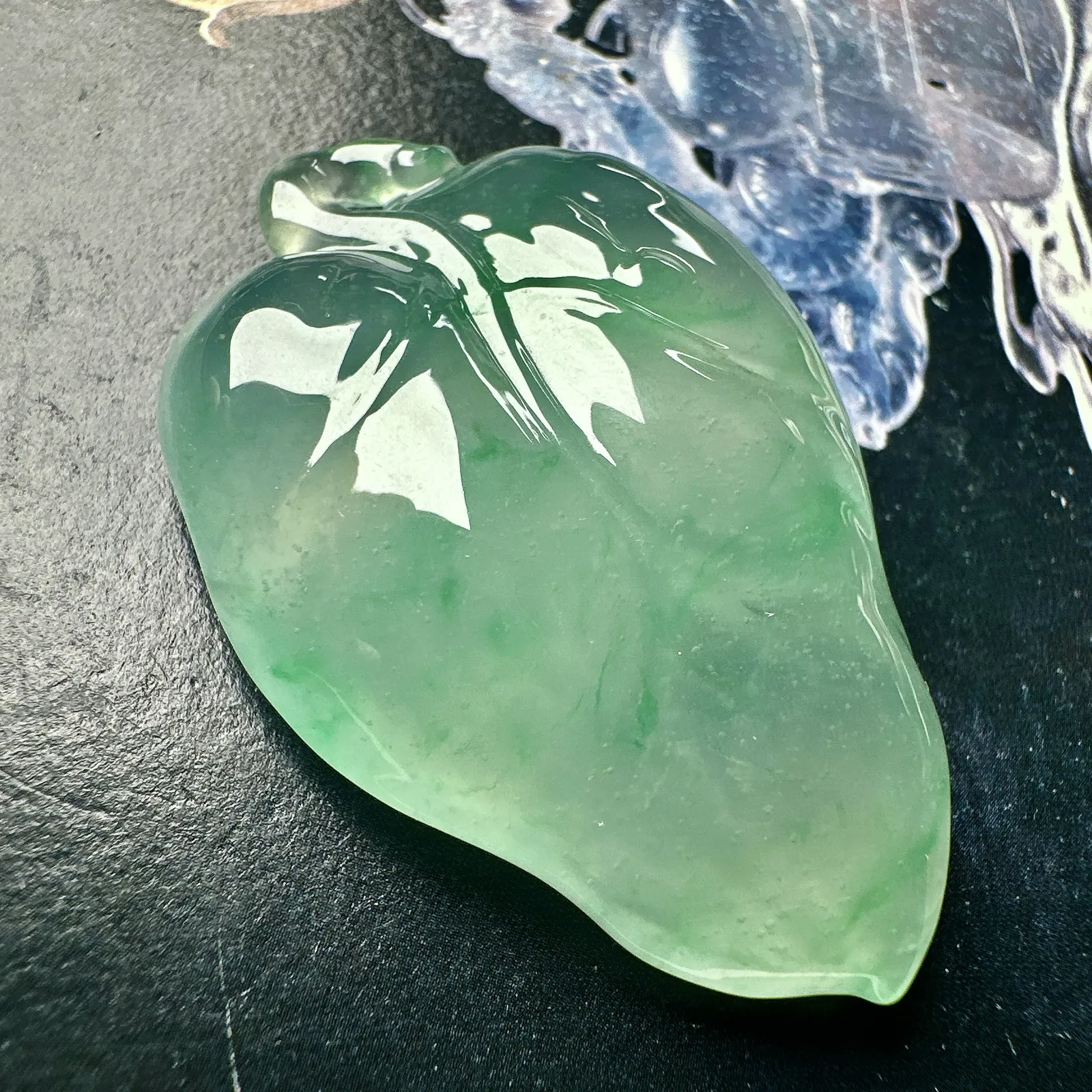 【冰种飘绿随形叶吊坠】金枝玉叶，种水上乘，晶莹剔透，纯净通透，莹光感很强。