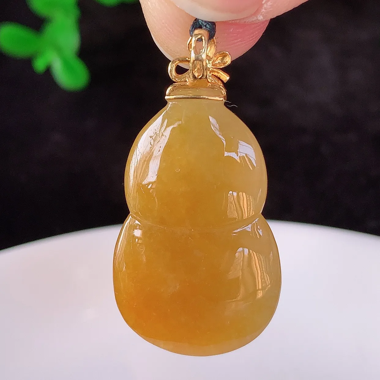 自然光实拍，18K金镶嵌冰润冰糯种黄翡翡翠葫芦吊坠，翡翠葫芦，寓意福禄双全，财源滚滚，佩戴效果优雅迷人！#83.5整体31.6*裸石26*16*7.5