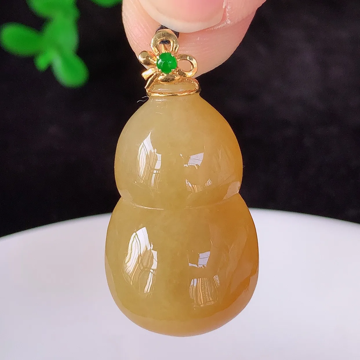 自然光实拍，18K金镶嵌冰润冰糯种黄翡翡翠葫芦吊坠，翡翠葫芦，寓意福禄双全，财源滚滚，佩戴效果优雅迷人！#83.5整体31.6*裸石26*16*7.5