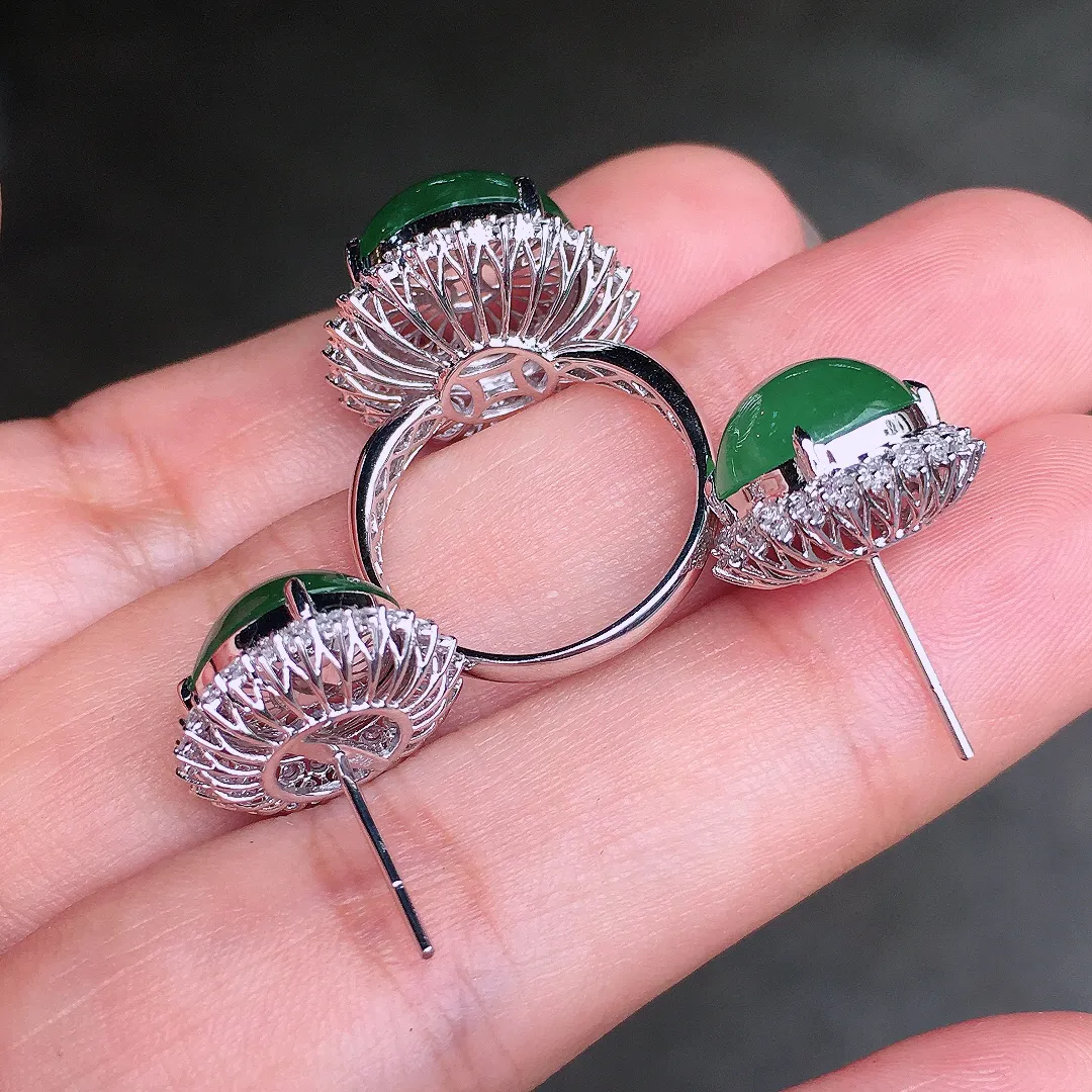 冰绿蛋面套装（耳钉+戒指），色泽均匀艳丽，玉质细腻，荧光感超
强，饱满水润，气质满满。18k
金豪华镶嵌