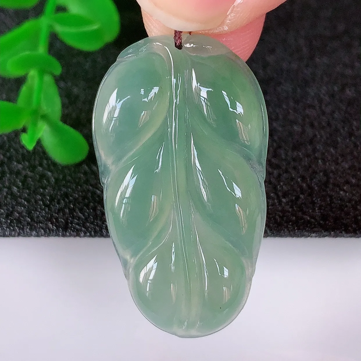 自然光实拍，冰润冰种飘绿翡翠事业有成叶子吊坠，莹润且起胶，叶子清秀优雅，佩戴大业有成！#57.5