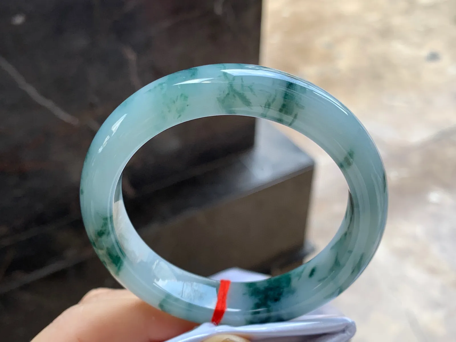 飘花手镯
尺寸：56.5-12.7-9mm
底子细腻干净～飘花点缀