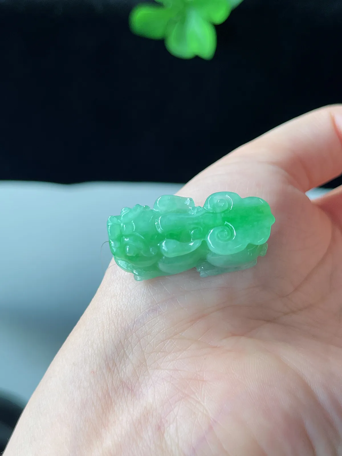 翡翠糯化种浅绿色吊坠