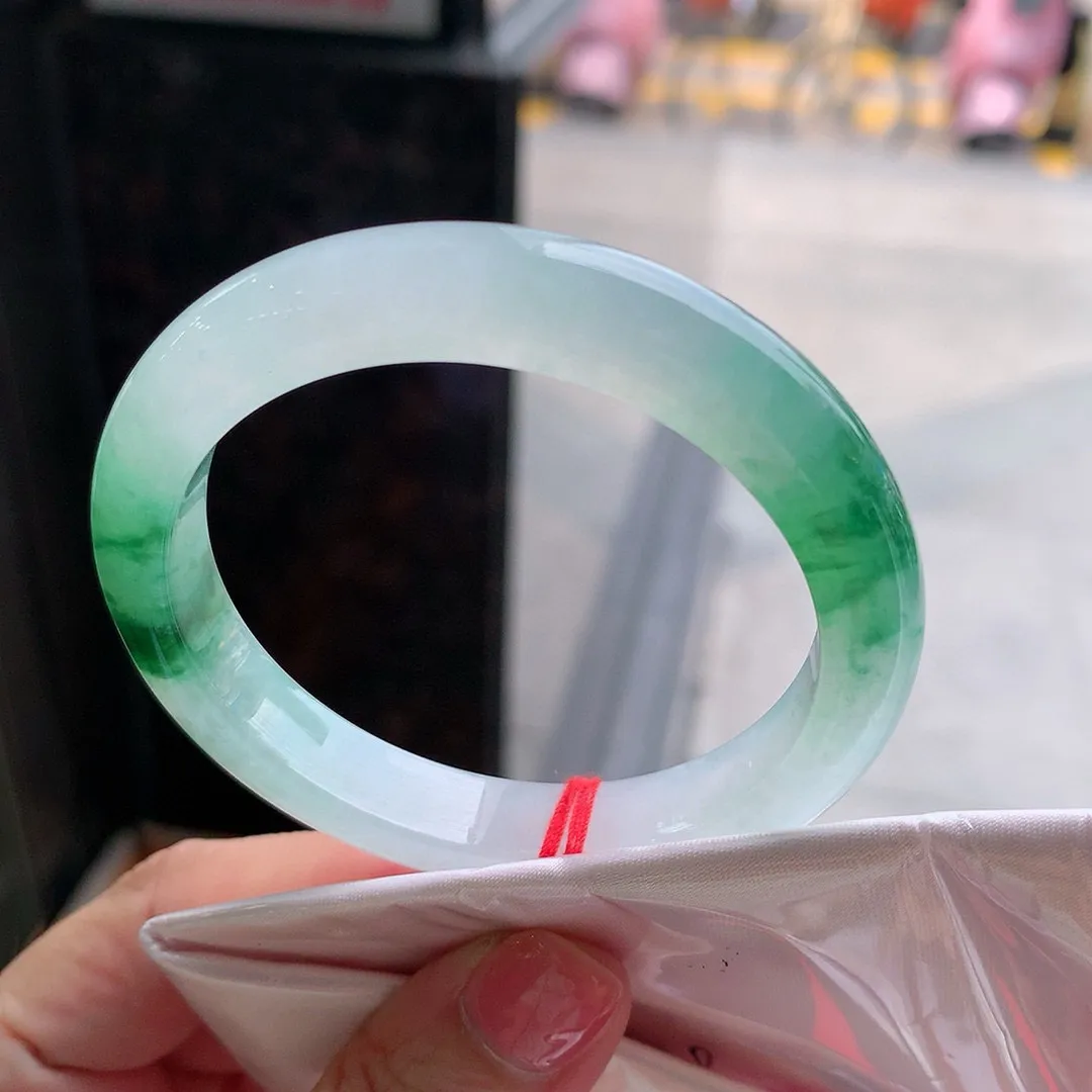 正圈高冰阳绿 无瑕 尺寸:52.7/9.6/8 种色俱佳