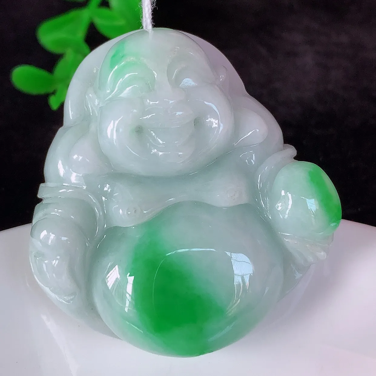 自然光实拍，大件厚装冰润冰糯种飘阳绿翡翠佛公吊坠，饱满， 佛公亦保平安，寓意有福（佛公）相伴，配戴优雅迷人！#46.5