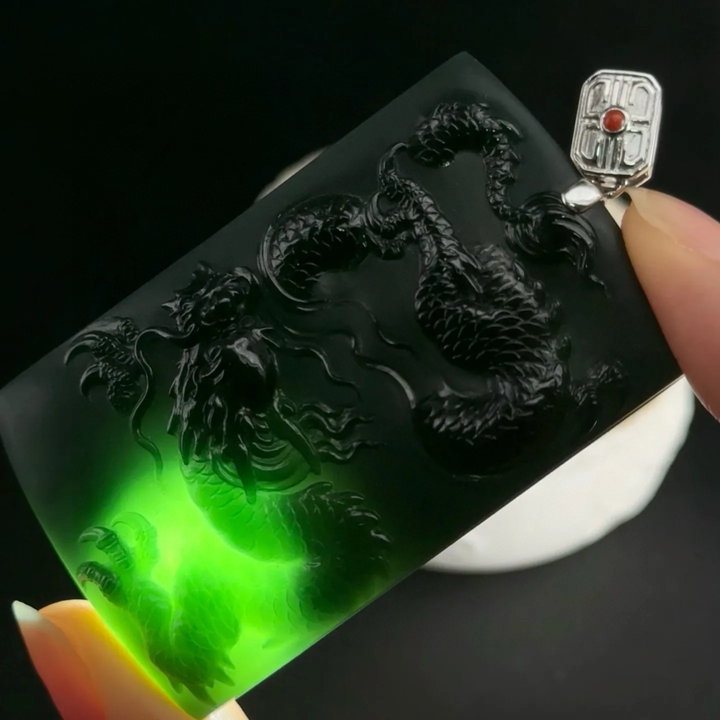 墨翠老蓝色 种好色正 肉质细腻 打灯通透 雕工精细 尺寸