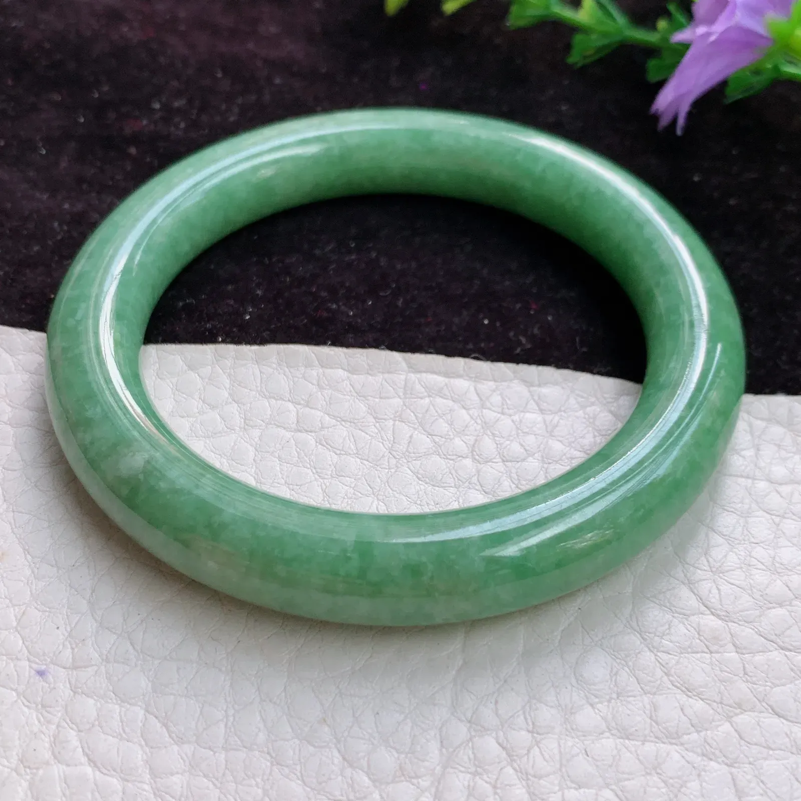 pp实拍55*10老坑精美55圈口满绿百搭圆条翡翠手镯 美人镯