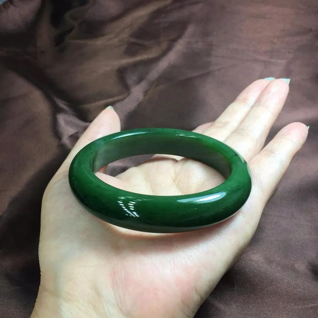圈口62.3*14.5*9.5mm。重：78.2克左右。天然碧玉菠菜绿手镯，质细地腻，水头足，老坑老料，颜超色美！上手果效好。微黑点。