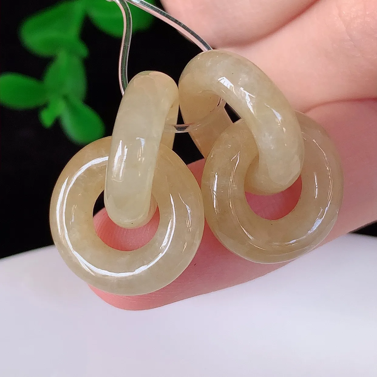 自然光实拍，冰糯种黄翡一对环环相扣翡翠，翠色灵动，玉质细腻，颜色漂亮，品相佳，佩戴佳品！配银线 #49.5