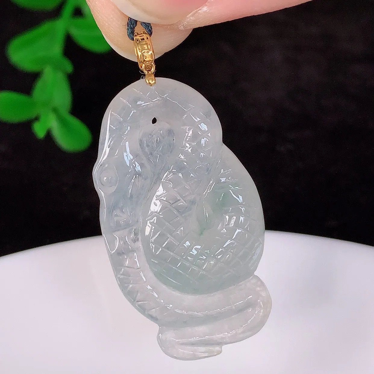 自然光实拍，18k金镶嵌冰种翡翠生肖蛇吊坠，沁人心脾，精致典雅的设计，为佩戴者，增添色彩，送礼自留都是佳品选择！#1.5