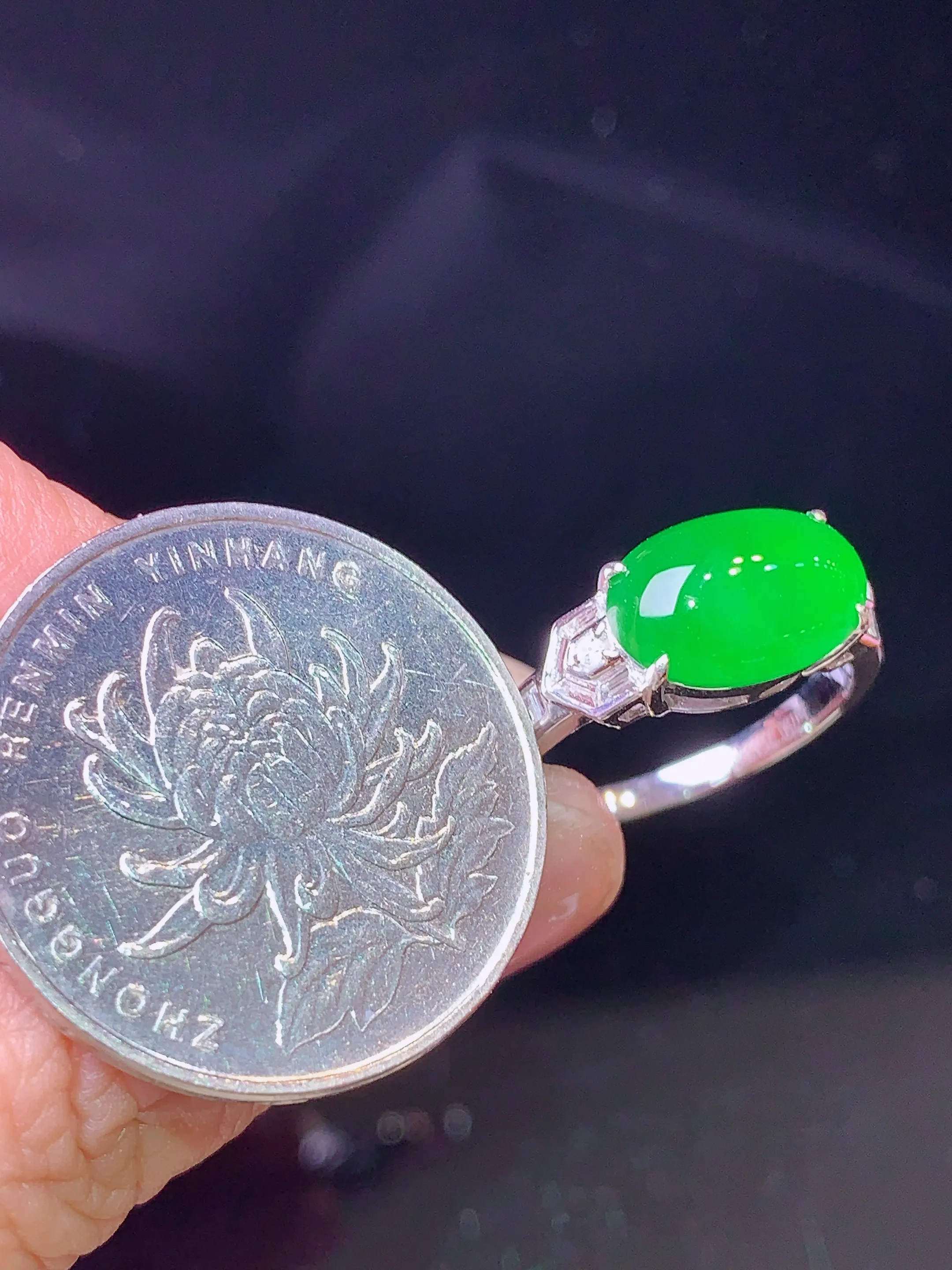 18k金钻镶嵌翠绿蛋面戒指 玉质细腻 色泽艳丽 圈口14 裸石尺寸7.7*11.5*3.8