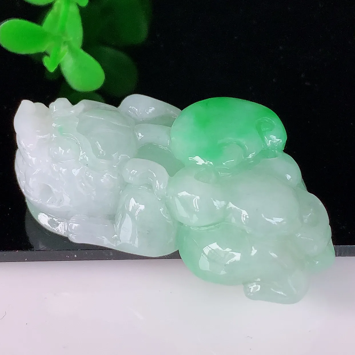 自然光实拍，冰润冰糯种飘阳绿翡翠招财貔貅吊坠，民间有“一摸貔貅运程旺盛，再摸貔貅财运滚滚，三摸貔貅平步青云 ”的美好祝愿。#05.5