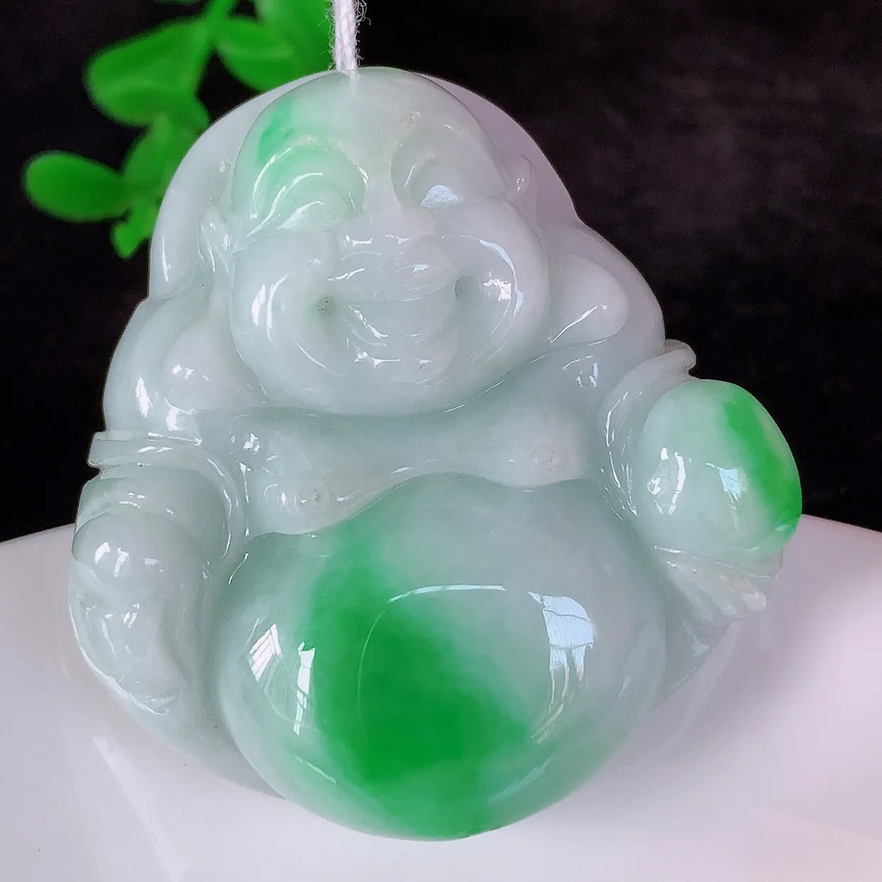 自然光实拍，大件厚装冰润冰糯种飘阳绿翡翠佛公吊坠，饱满， 佛公亦保平安，寓意有福（佛公）相伴，配戴优