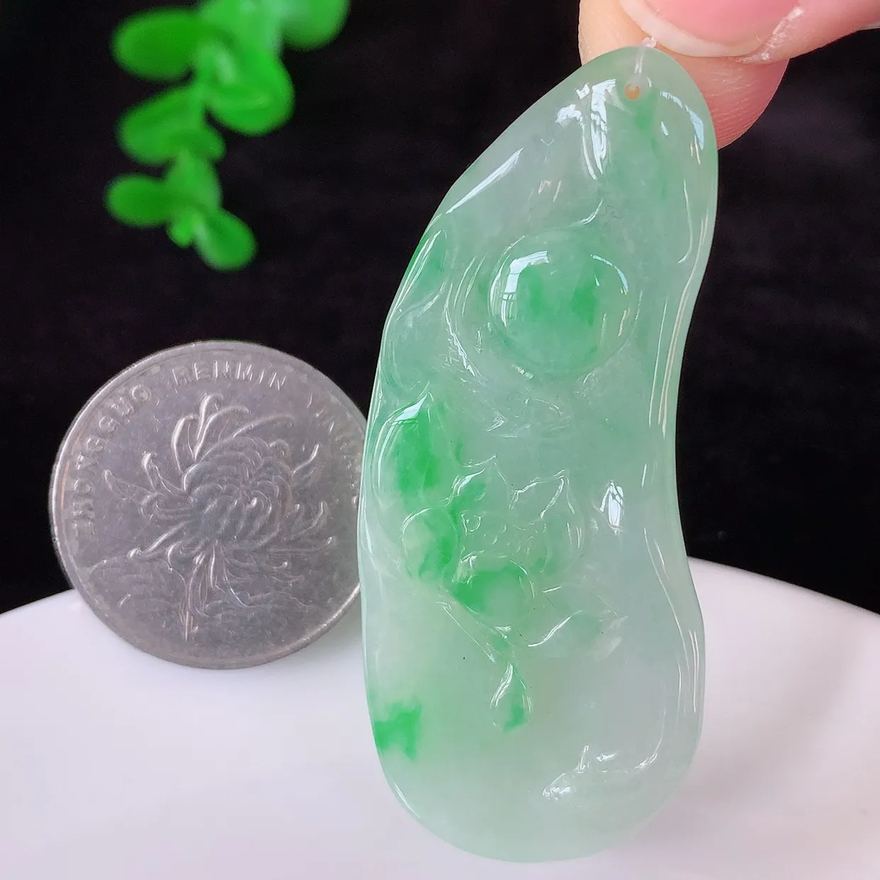 自然光实拍，冰润冰飘阳绿翡翠莲花吊坠，种老水足，翠色灵动，寓意美好，佩戴时尚出众！#49.5