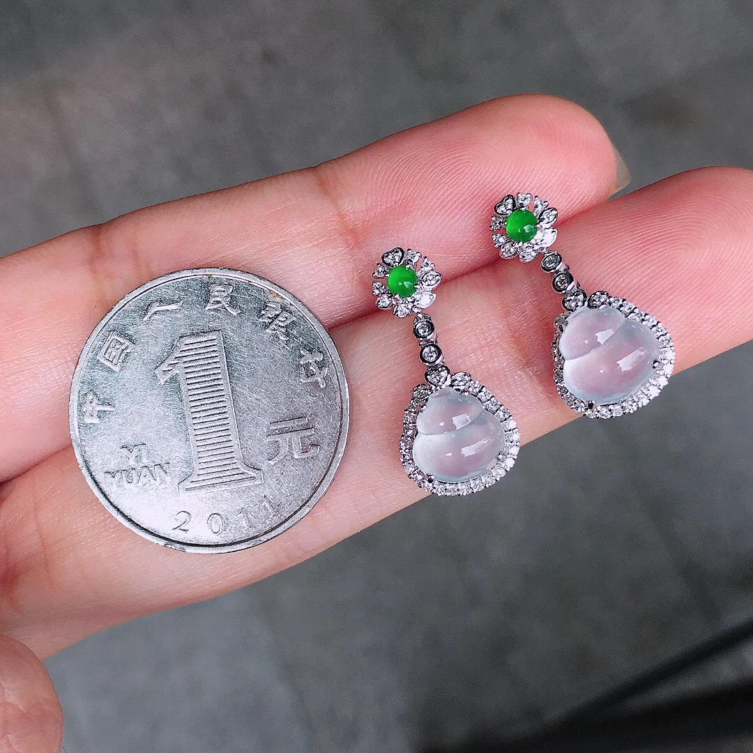 冰种葫芦耳坠，玉质细腻，荧光感超
强，饱满水润，气质满满。18k
金豪华镶嵌