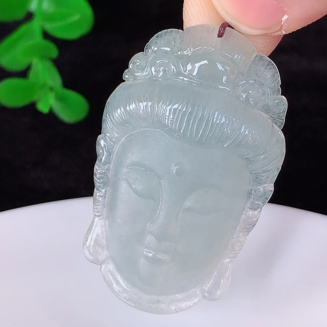 自然光实拍，冰种翡翠观音吊坠，赐福翡翠观音，翠色迷人，观音面相端庄，佩戴时尚出众！#60.5