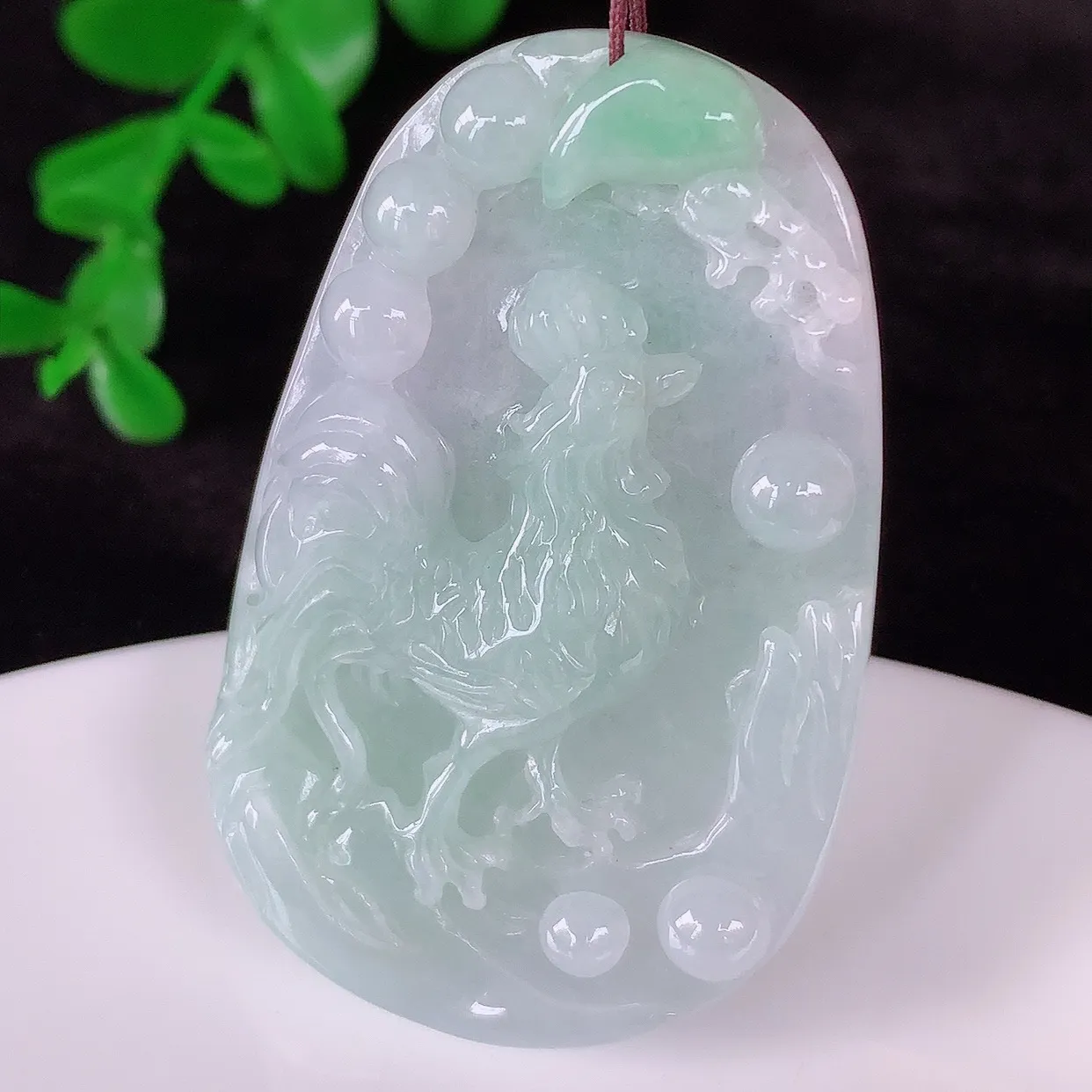 自然光实拍，冰润冰糯种淡春彩翡翠生肖鸡吊坠，闻鸡起舞，种老水足，翠色灵动，寓意美好，佩戴时尚出众！#57.5