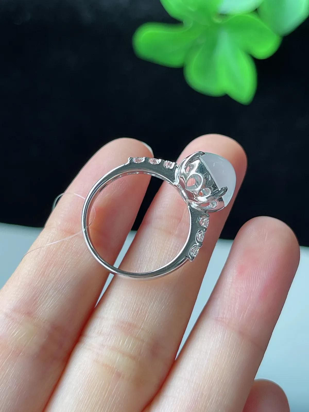 翡翠白冰戒指，印记：Au750,伴钻石