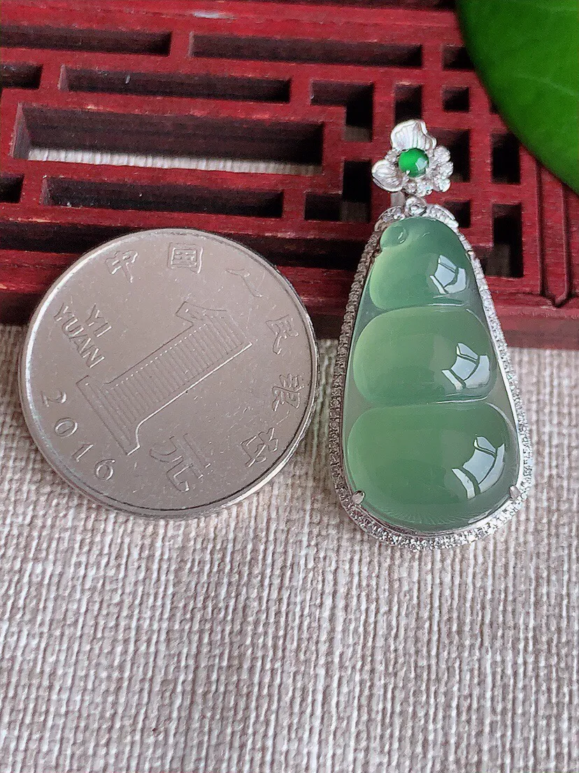 a货翡翠老坑冰种18K金伴钻镶嵌芙蓉绿四季豆福豆平安豆吊坠 尺寸35.6×16×8.5裸石25.3×13.6mm 重量5.62g 0606