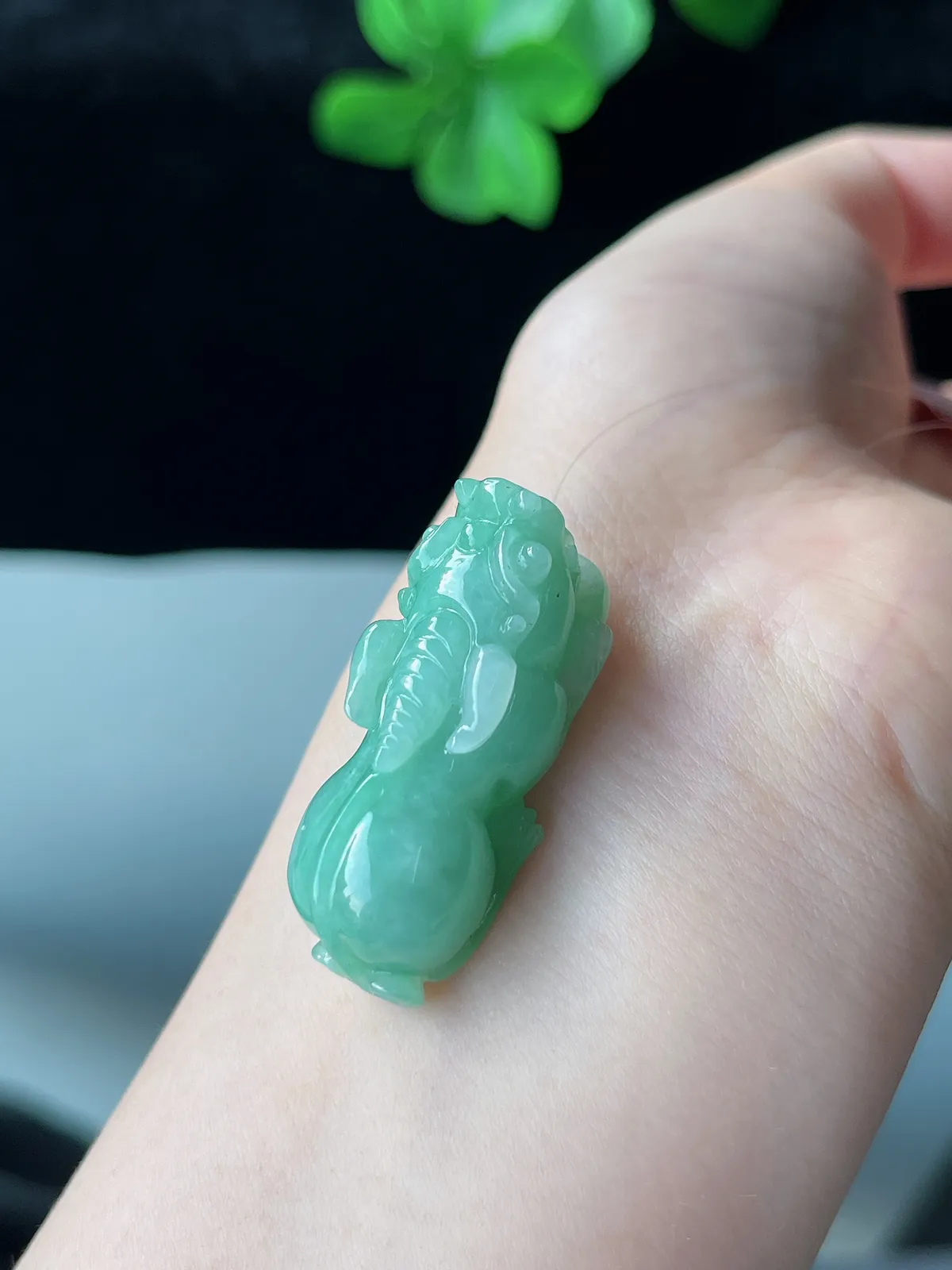 翡翠糯化种淡绿色吊坠