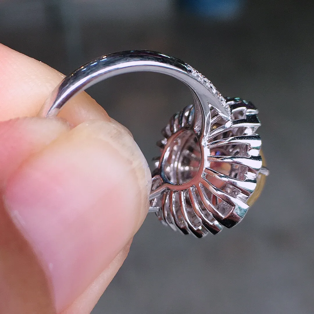 黄翡蛋面戒指，色泽均匀艳丽，玉质细腻，荧光感超
强，饱满水润，气质满满。18k
金豪华镶嵌
