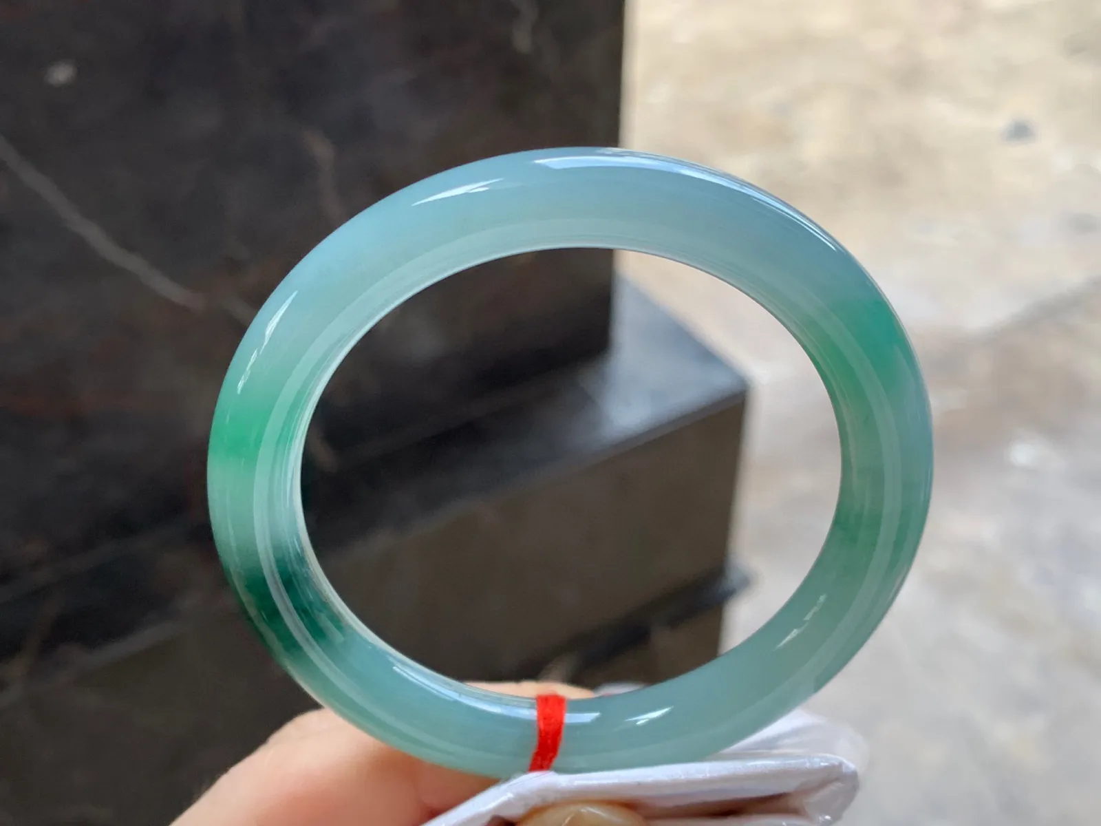 带色圆条手镯
尺寸：56-9.3-9.2mm
底子细腻干净～