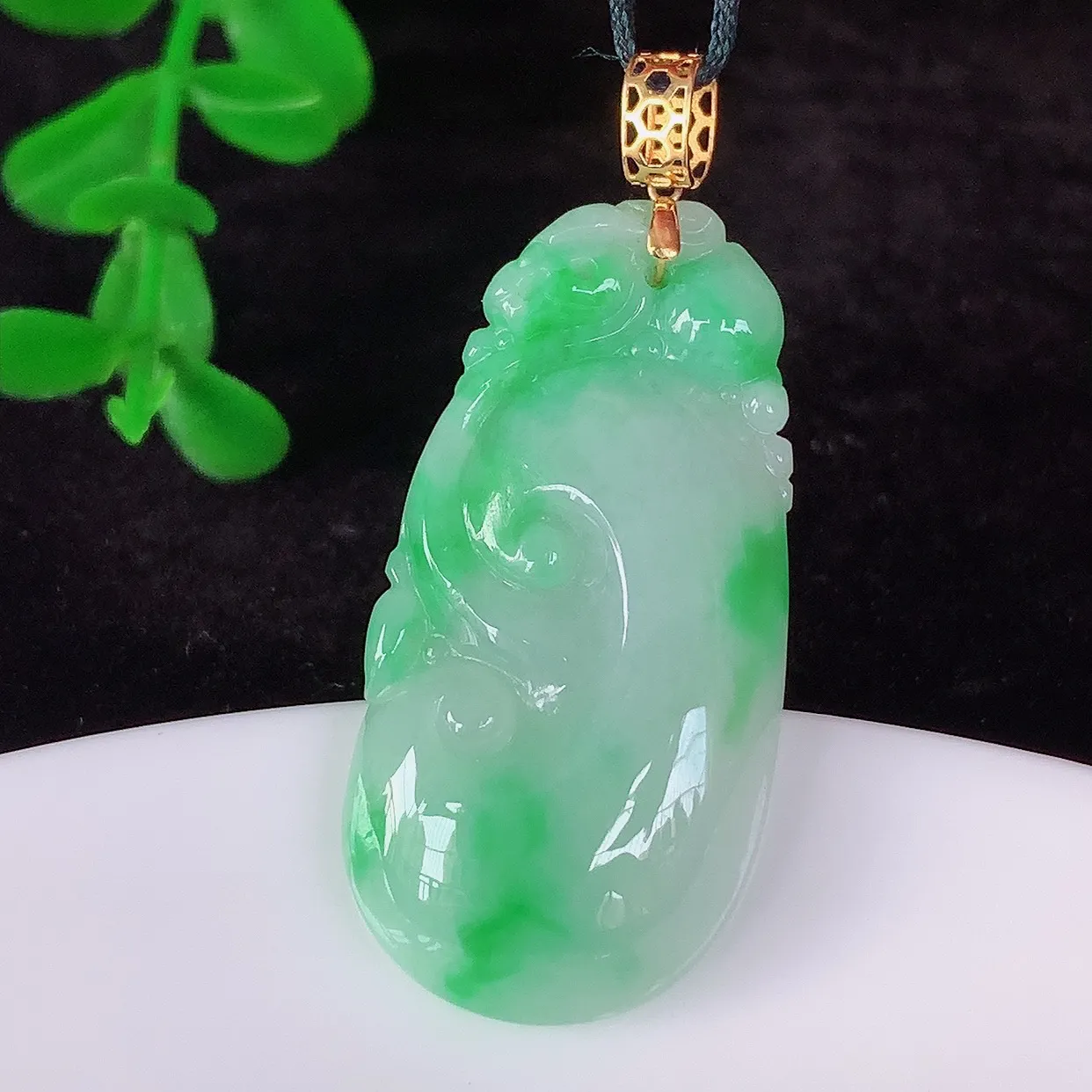 自然光实拍，18k金镶嵌冰润冰糯种飘阳绿翡翠如意吊坠，寓意顺心如意，事事如意，吉祥如意，细腻饱满，色泽鲜艳，称心如意佩戴优雅时尚！#00.5整体39*裸石33*16.5*5.8
