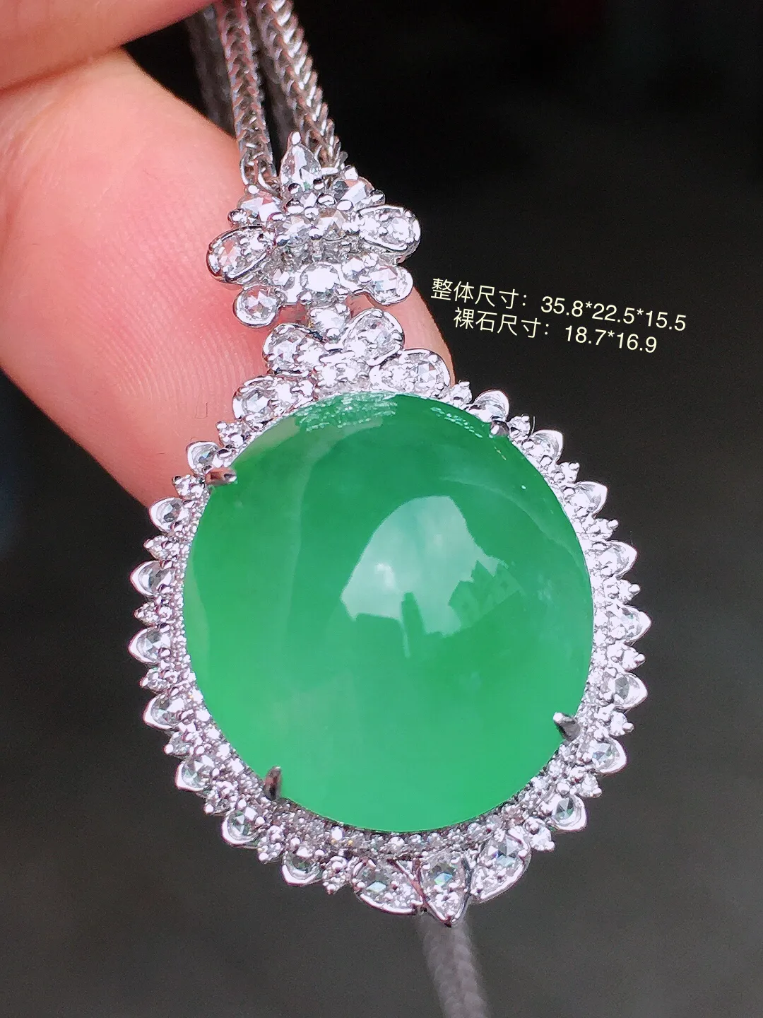 冰绿蛋面吊坠，色泽均匀艳丽，玉质细腻，荧光感超
强，饱满水润，气质满满。18k
金豪华镶嵌