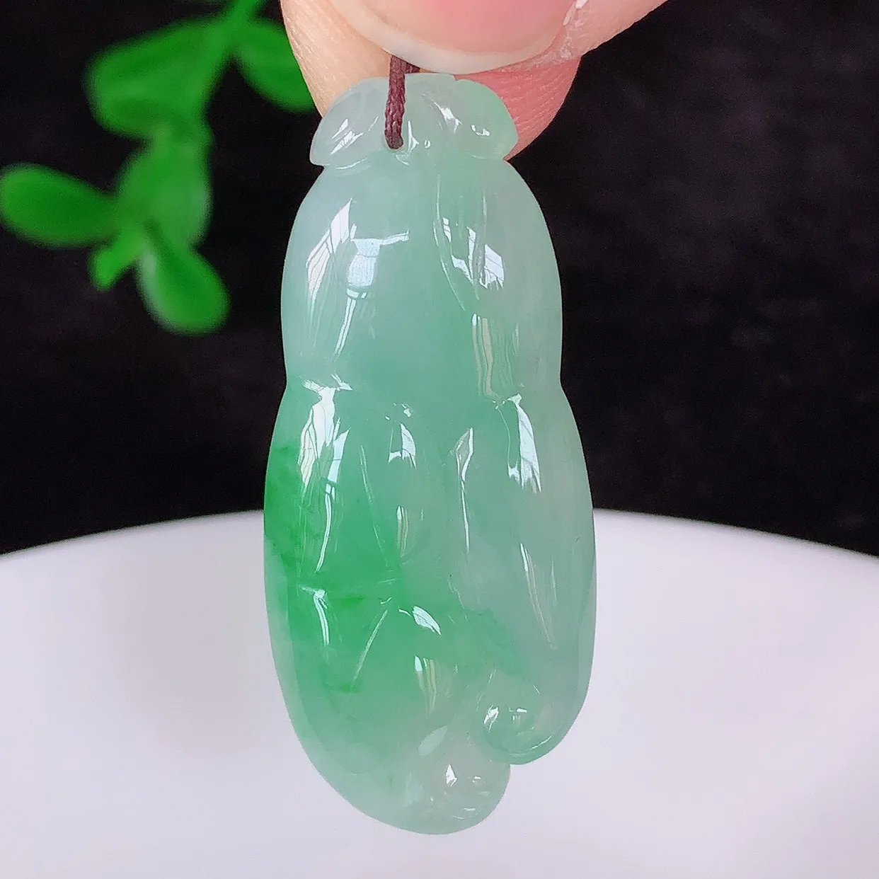 自然光实拍，冰润冰飘阳绿翡翠人参吊坠，种老水足，翠色灵动，寓意美好，佩戴时尚出众！#57.5