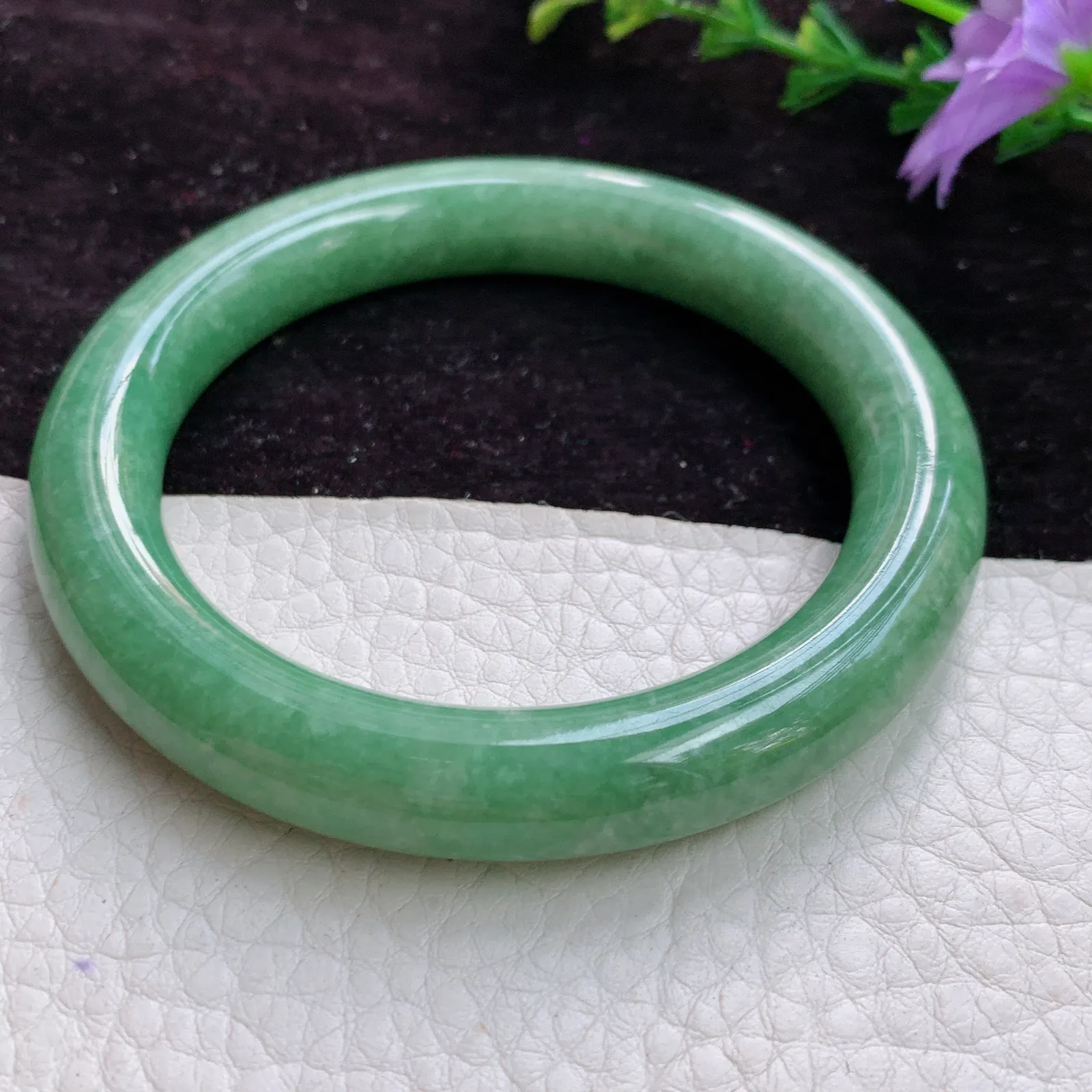 pp实拍55*10老坑精美55圈口满绿百搭圆条翡翠手镯 美人镯