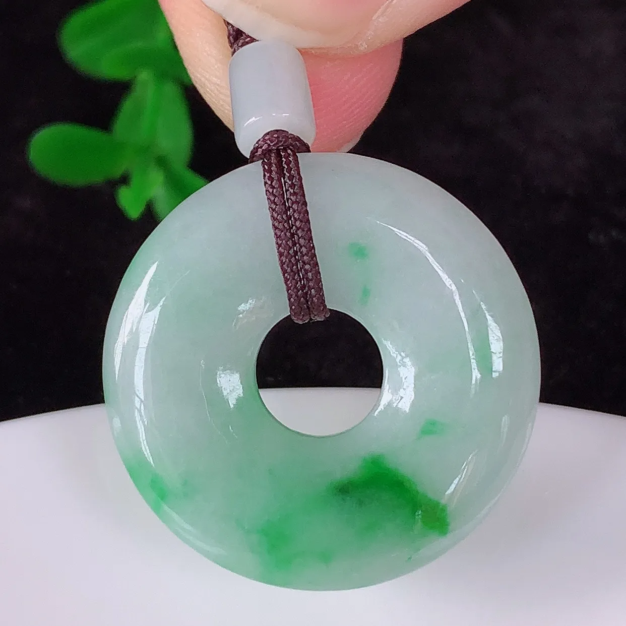 自然光实拍，冰润冰糯种飘阳绿翡翠平安扣吊坠，翡翠平安扣，冰透，灵动飘逸，寓意平平安安，平安扣佩戴端庄漂亮！#57.5