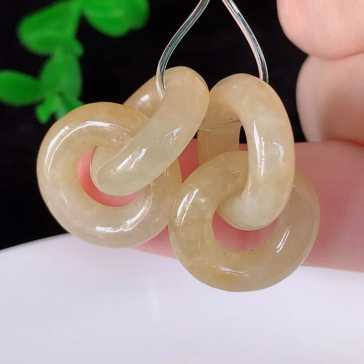 自然光实拍，冰糯种黄翡一对环环相扣翡翠，翠色灵动，玉质细腻，颜色漂亮，品相佳，佩戴佳品！配银线 #49.5