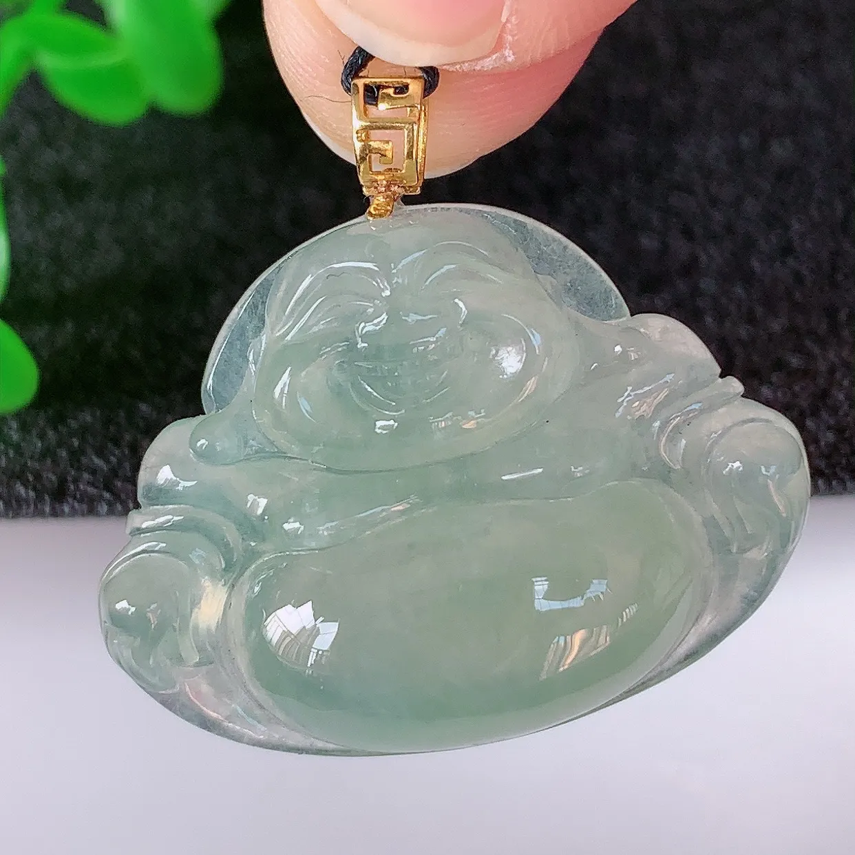 自然光实拍，18K金镶嵌冰种翡翠佛公吊坠，冰透饱满， 佛公亦保平安，寓意有福（佛公）相伴，品相佳，配