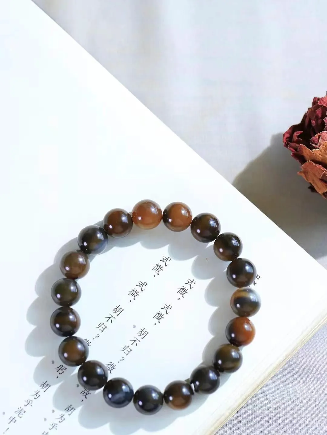 【珠圆玉润.手串】

精品 和田玉青花带糖珠圆玉润手串 玉质温润细腻  整串打磨圆润，佩戴舒适。珠珠落玉盘，间关莺语花底滑，一生美好时光，无论身在何处，都有它相伴相守。事事顺遂，幸福美满，吉祥如意。重37.3克 尺寸取一10.9mm  FDL-4560687