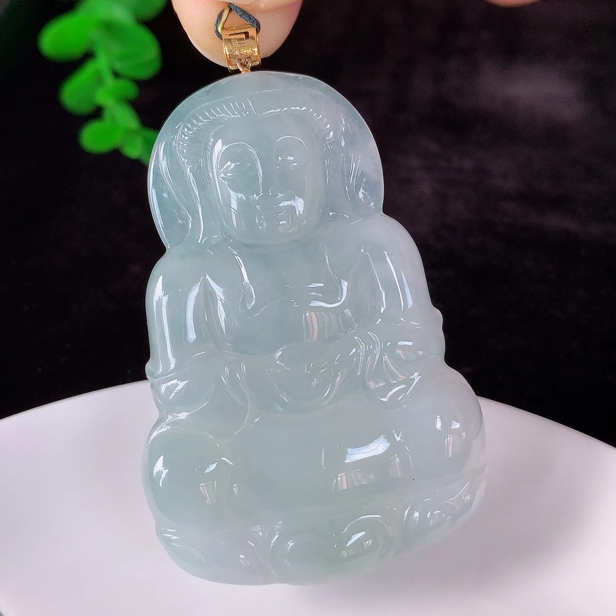 自然光实拍，18K金镶嵌大件冰种翡翠观音吊坠，赐福翡翠观音，翠色迷人，观音面相端庄，佩戴时尚出众！#35.5整体60*裸石52.6*35.6*5