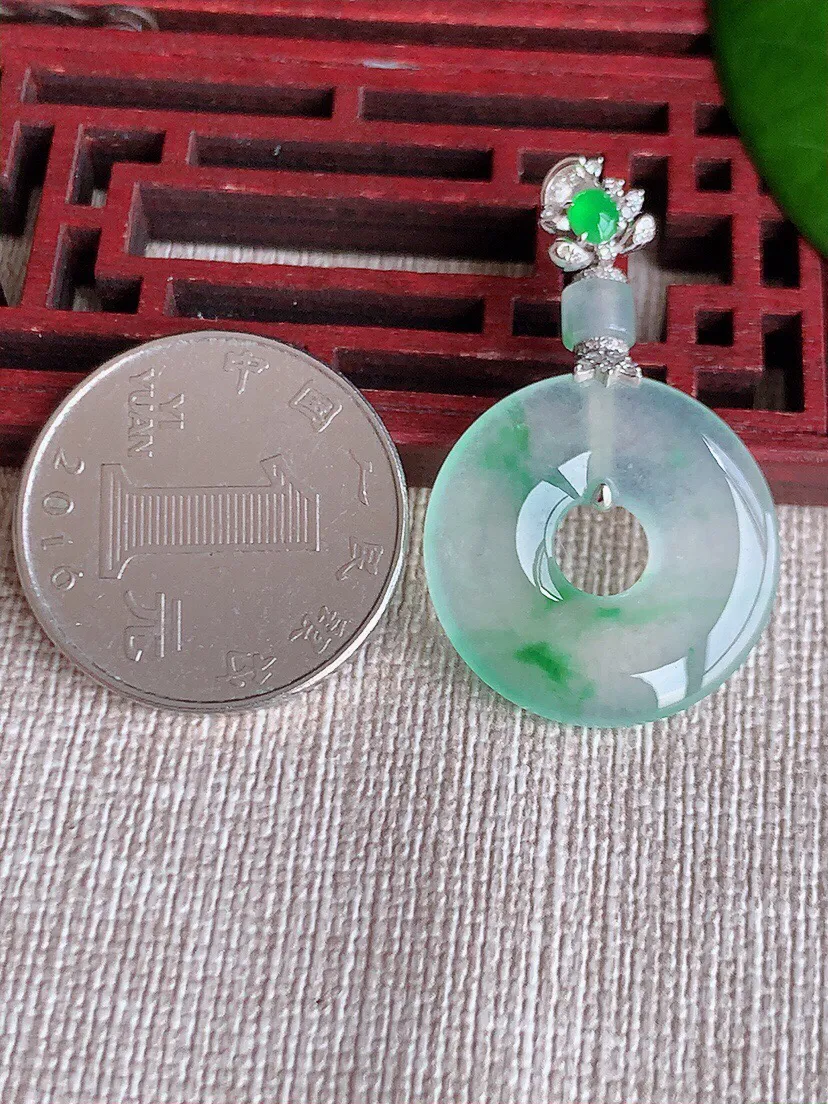 a货翡翠老坑高冰种18K金伴钻镶嵌飘绿平安环吊坠 尺寸36×22×3.3mm 重量5.00g 0606