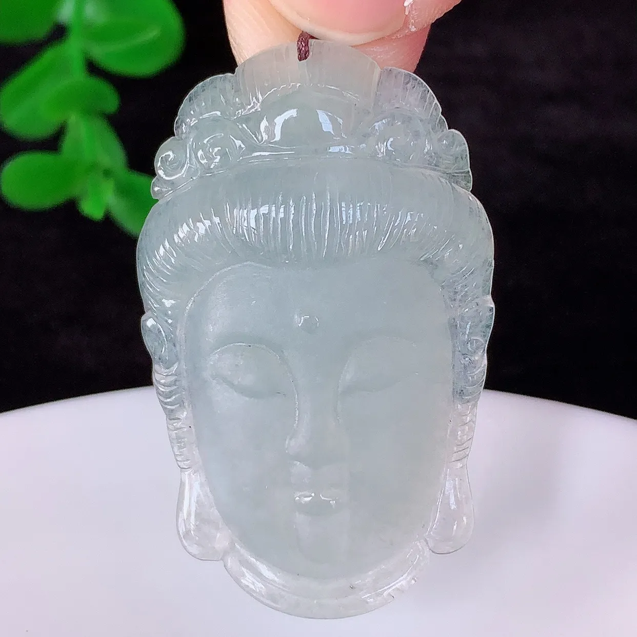自然光实拍，冰种翡翠观音吊坠，赐福翡翠观音，翠色迷人，观音面相端庄，佩戴时尚出众！#60.5