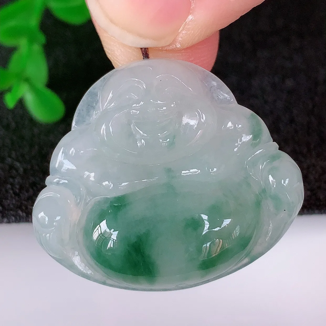 自然光实拍，冰润冰飘花翡翠佛公吊坠，饱满， 佛公亦保平安，寓意有福（佛公）相伴，配戴优雅迷人！#57.5