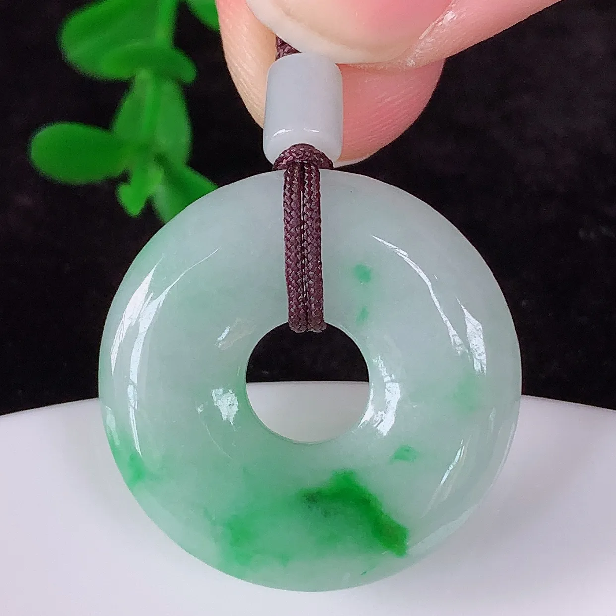 自然光实拍，冰润冰糯种飘阳绿翡翠平安扣吊坠，翡翠平安扣，冰透，灵动飘逸，寓意平平安安，平安扣佩戴端庄漂亮！#57.5