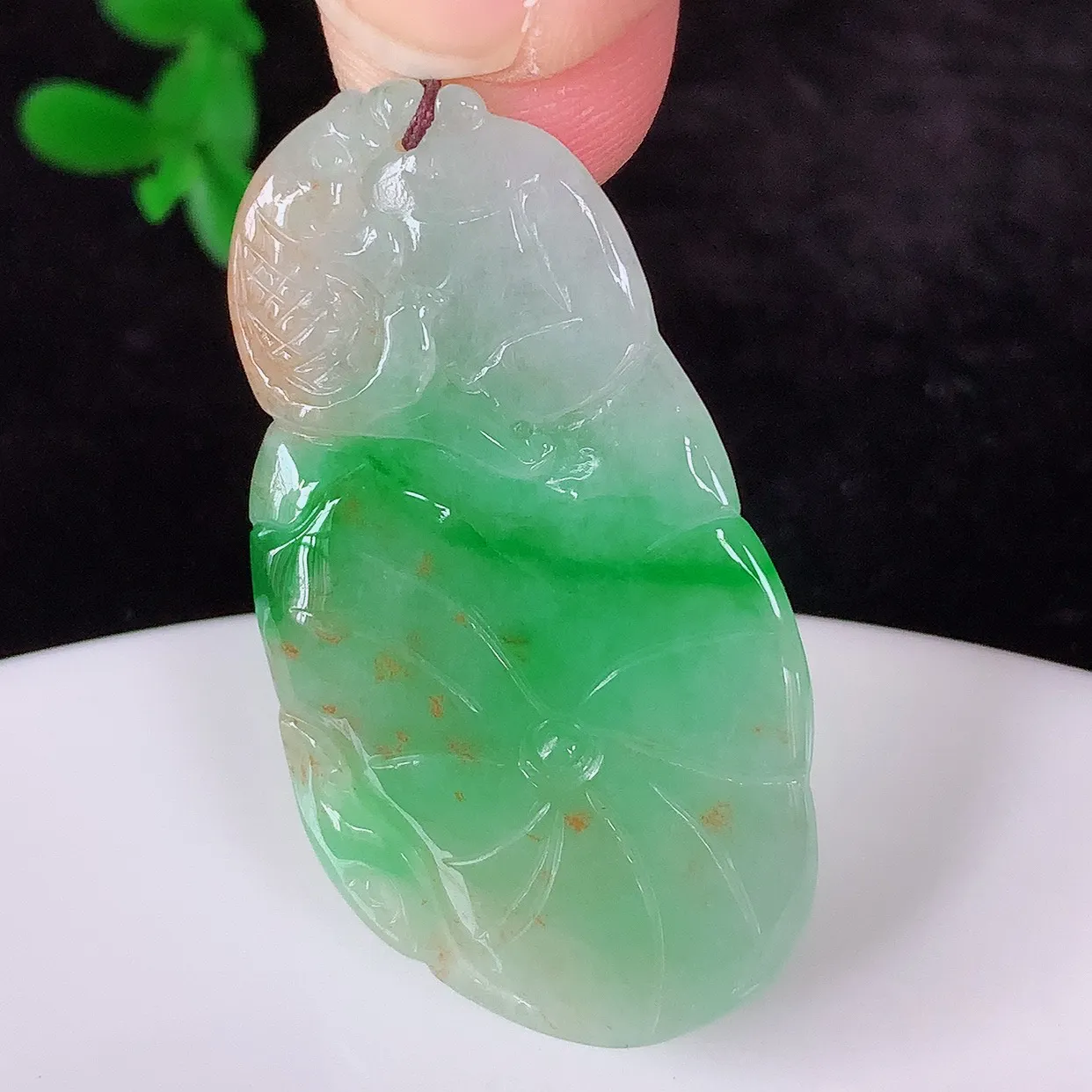 自然光实拍，冰糯种双彩飘阳绿翡翠荷叶鱼、和和美美玉坠，财源广进，自然隐逸、荷本是素不着尘之物，有和美之寓意。#05.5